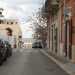 Inalterate rimangono anche le basse e antiche casette che circondano la piazzetta e abitate prevalentemente da anziani, dotate di balcone e con le porte a piano terra chiuse da colorate persiane